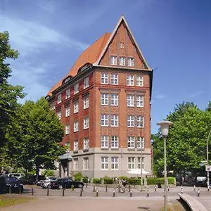 https://hotel-preuss-im-dammtorpalais.hamburg-hotels-de.com